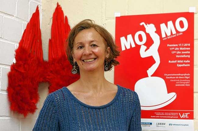 Marianne Früh vor dem Plakat von Momo.